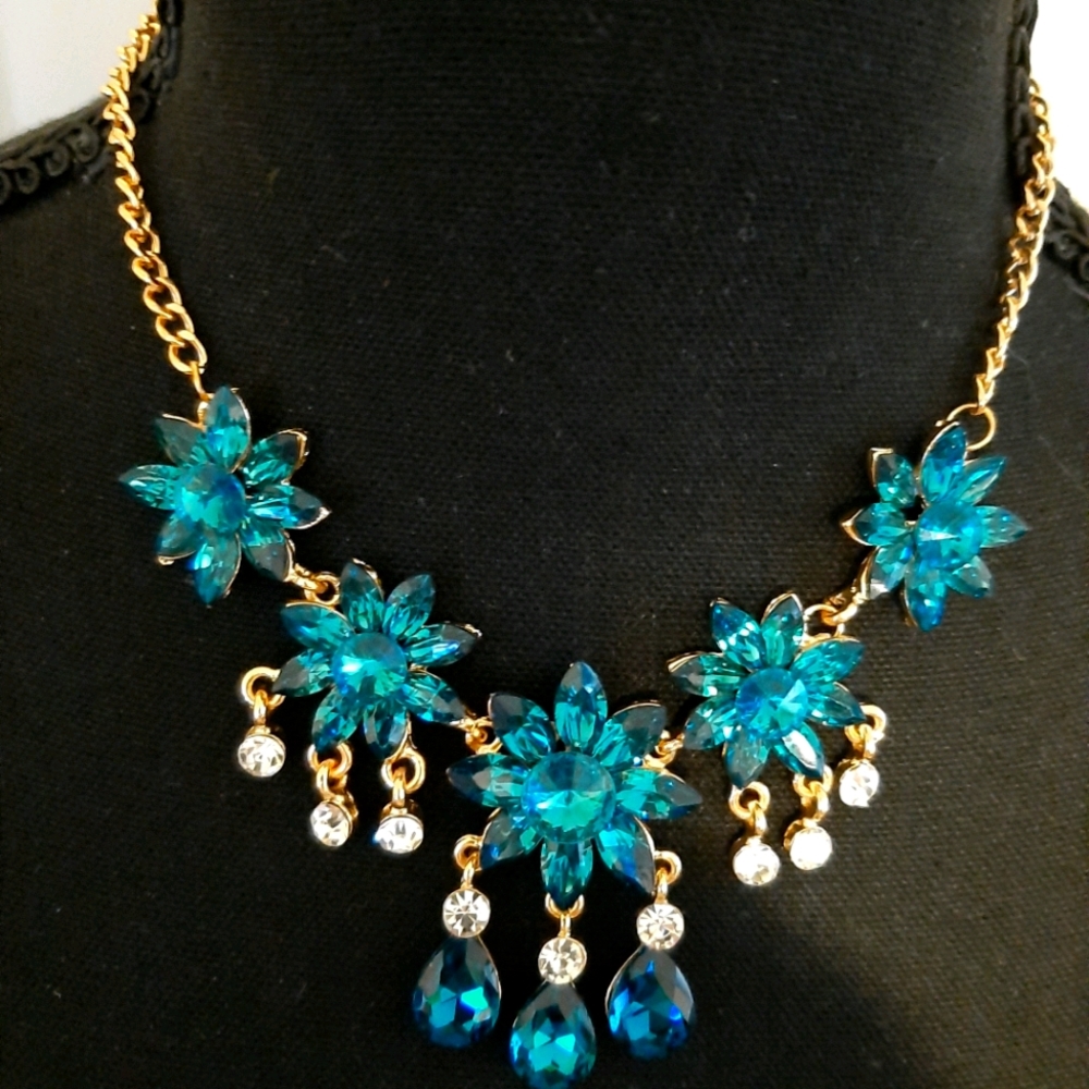 Betsey Johnson goldtone necklace